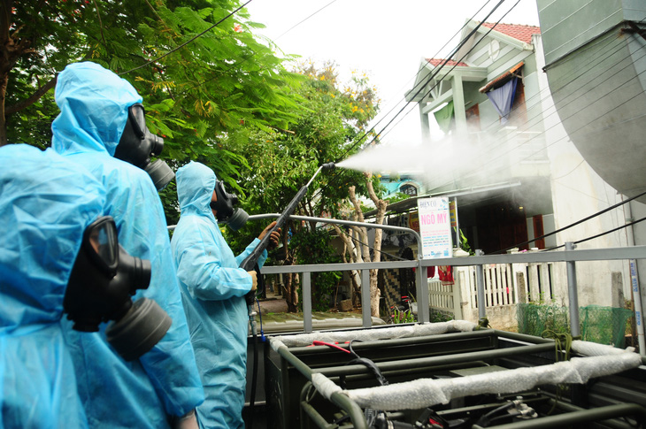 Phòng hóa Quân khu 5 phun khử trùng dập dịch tại điểm nóng Quảng Nam - Ảnh 8.