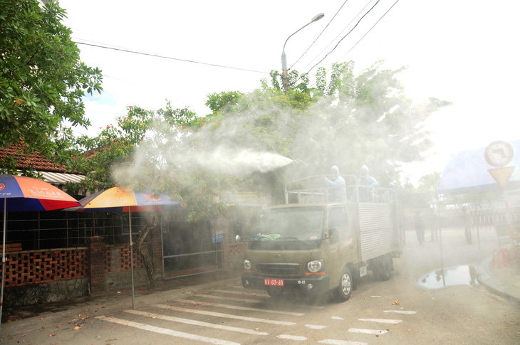 Phòng hóa Quân khu 5 phun khử trùng dập dịch tại điểm nóng Quảng Nam - Ảnh 11.