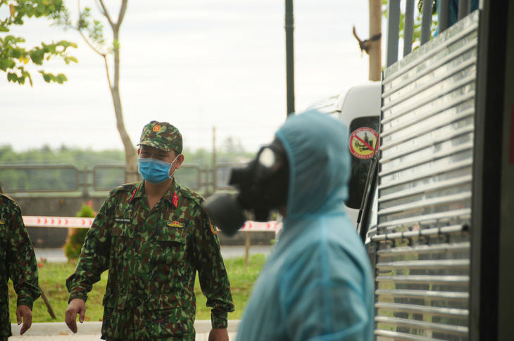 Phòng hóa Quân khu 5 phun khử trùng dập dịch tại điểm nóng Quảng Nam - Ảnh 2.