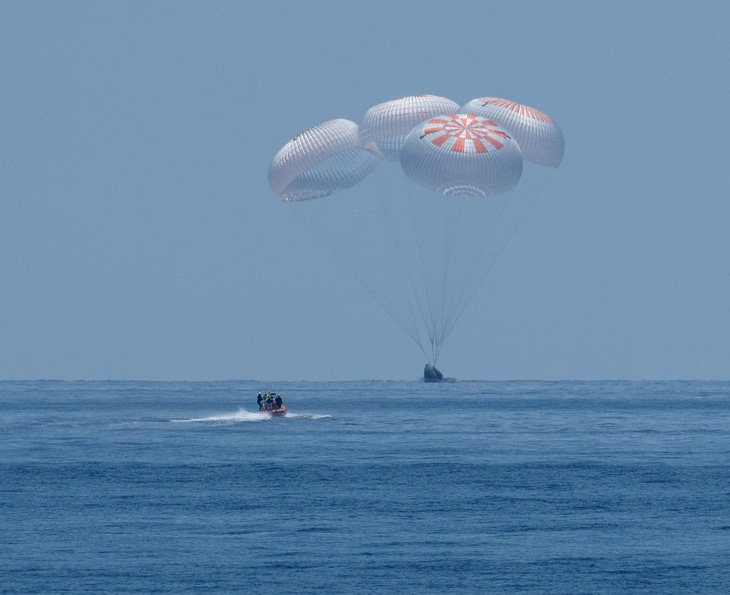 Tàu Crew Dragon của SpaceX đáp thành công trên biển - Ảnh 3.