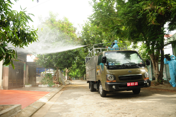 Phòng hóa Quân khu 5 phun khử trùng dập dịch tại điểm nóng Quảng Nam - Ảnh 7.