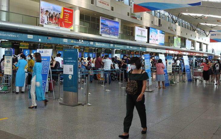 Du khách mắc kẹt sẽ rời Đà Nẵng bằng 2 chuyến bay đi Hà Nội, TP.HCM - Ảnh 1.
