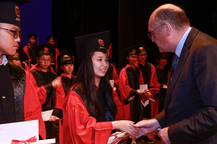 Học sinh được nhận 2 bằng tú tài với chương trình quốc tế toàn phần Cambridge tại VAS - Ảnh 1.