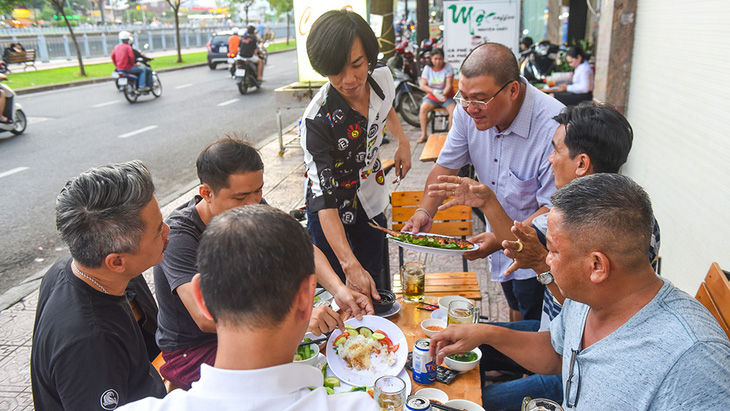 Lao động du lịch đua... bán hàng online - Ảnh 2.