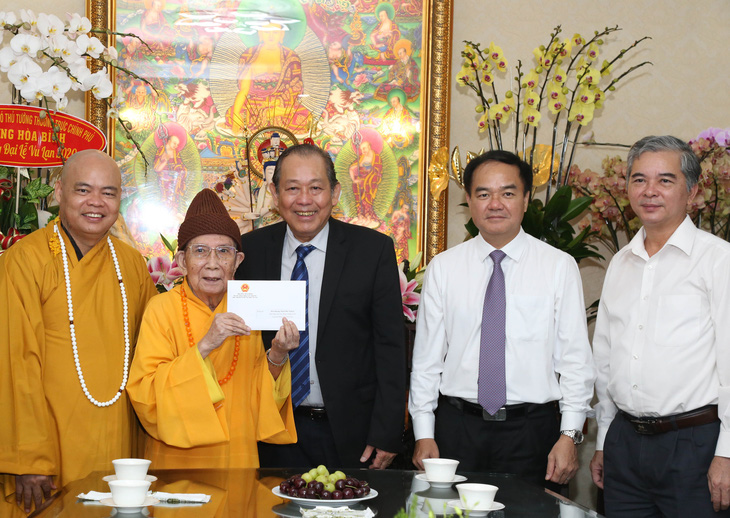 Phó thủ tướng Trương Hòa Bình thăm lãnh đạo Giáo hội Phật giáo Việt Nam tại TP.HCM - Ảnh 1.