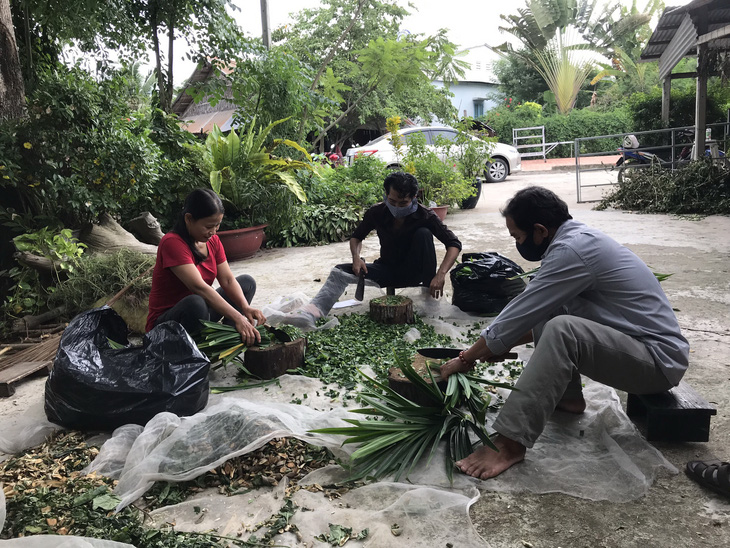 Bỏ ngang ngành tài chính, mở phòng khám y học cổ truyền làm từ thiện - Ảnh 1.