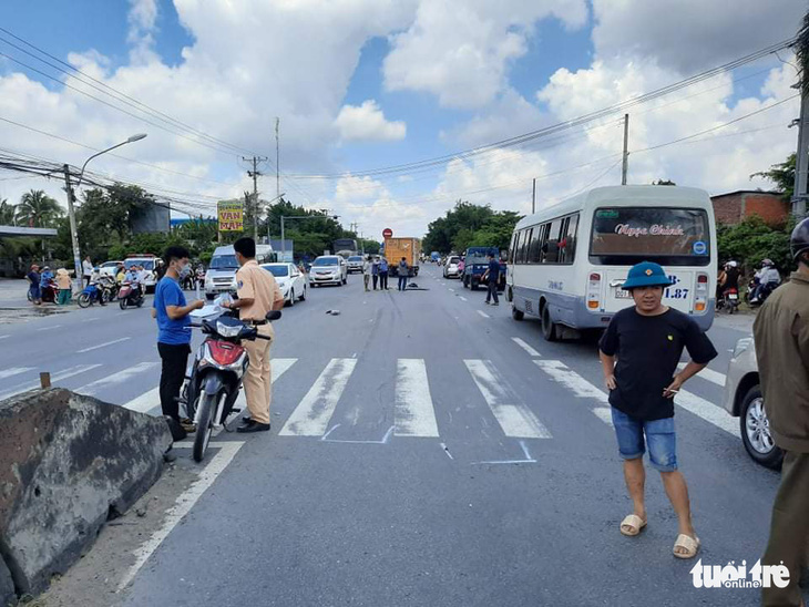 Xe chuyển phát nhanh cán chết 1 phụ nữ đang trên đường đi đám tang - Ảnh 2.