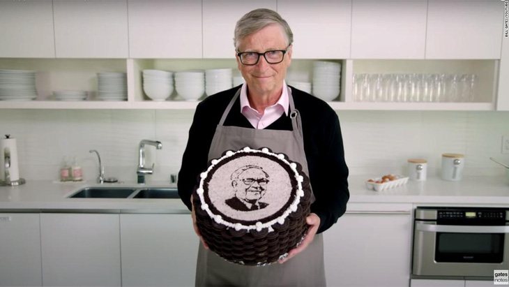 Bill Gates tự tay làm bánh sinh nhật tặng ông Warren Buffett - Ảnh 1.