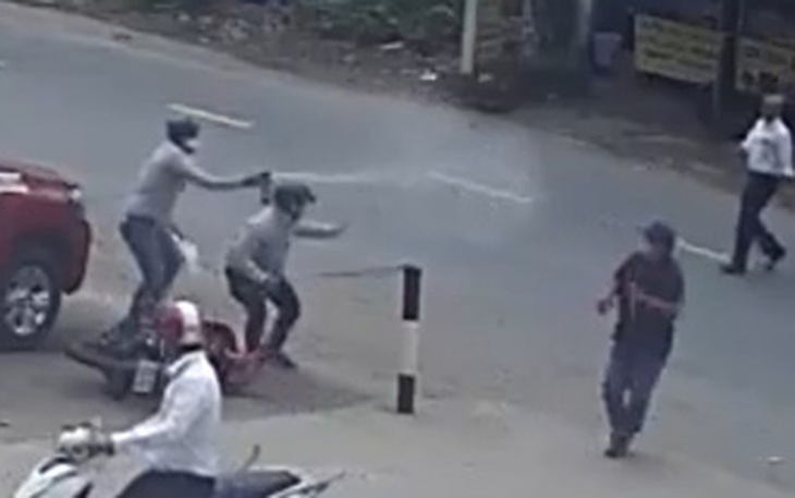 Video cướp giật dây chuyền người đi bộ, xịt hơi cay chống trả người dân vây bắt