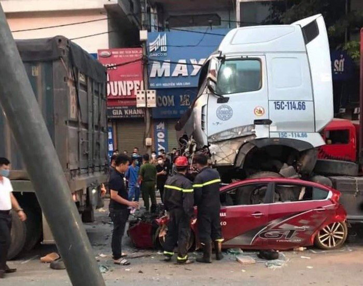 Ôtô dừng đèn đỏ bị xe container lao tới chồm lên nóc đè bẹp, 3 người chết - Ảnh 2.