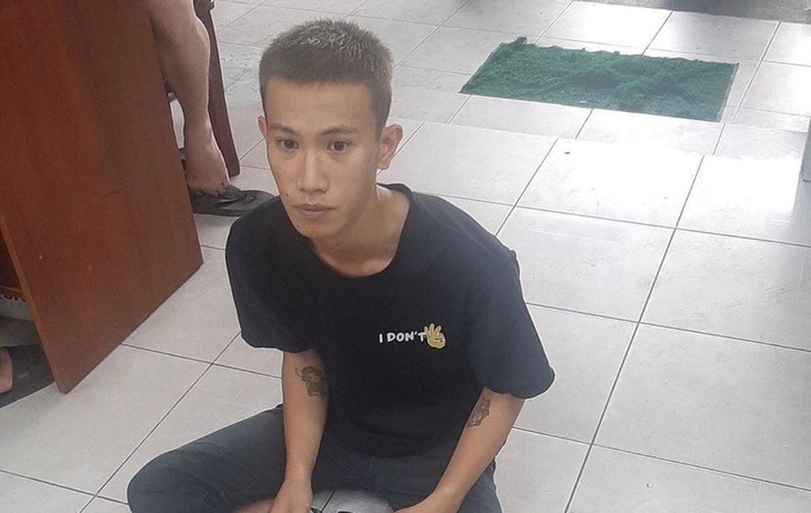 Thanh niên dùng dao khống chế nhân viên cửa hàng tiện lợi cướp tài sản - Ảnh 1.