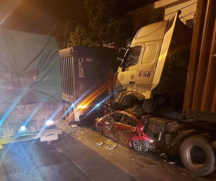 Ôtô dừng đèn đỏ bị xe container lao tới chồm lên nóc đè bẹp, 3 người chết - Ảnh 1.