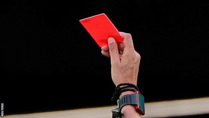Luật mới của FIFA: có thể bị thẻ đỏ nếu... ho nhắm vào đối thủ, trọng tài - Ảnh 1.