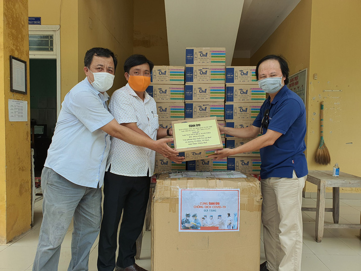 Báo Tuổi Trẻ tặng vật dụng phòng dịch COVID-19 cho trạm y tế giáp ranh Đà Nẵng - Ảnh 2.