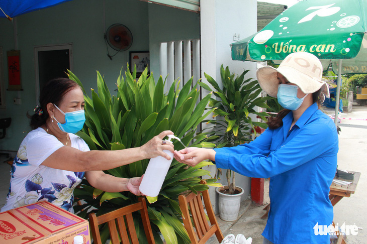 Tình đồng bào đầm ấm nơi phong tỏa ở Đà Nẵng - Ảnh 1.