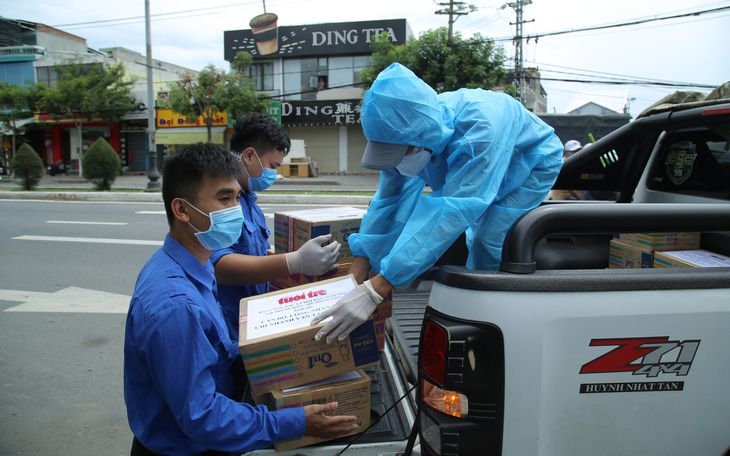 Báo Tuổi Trẻ tặng vật phẩm y tế cho khu cách ly ở Đà Nẵng