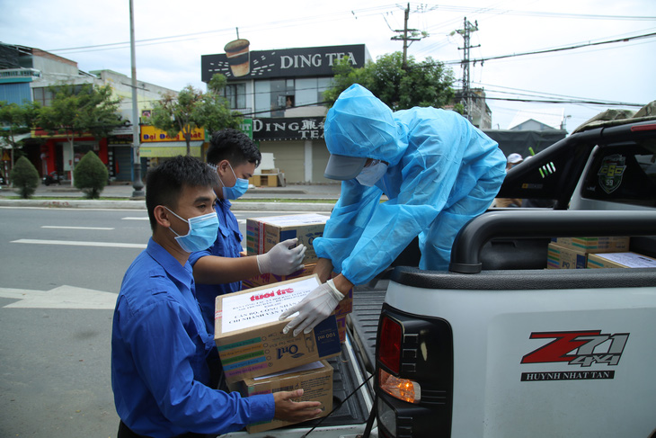 Báo Tuổi Trẻ tặng vật phẩm y tế cho khu cách ly ở Đà Nẵng - Ảnh 1.