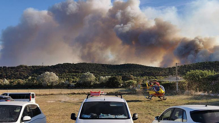 1.200 lính cứu hỏa trắng đêm chữa cháy rừng miền đông nam nước Pháp - Ảnh 7.