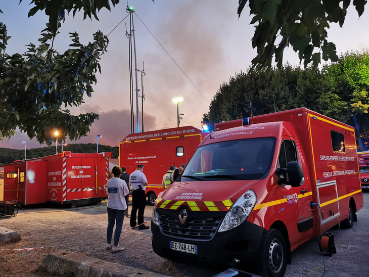 1.200 lính cứu hỏa trắng đêm chữa cháy rừng miền đông nam nước Pháp - Ảnh 6.
