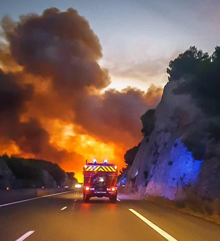 1.200 lính cứu hỏa trắng đêm chữa cháy rừng miền đông nam nước Pháp - Ảnh 8.