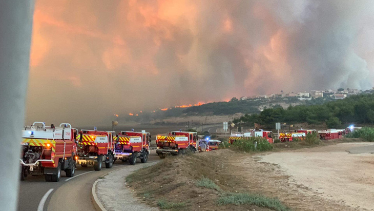1.200 lính cứu hỏa trắng đêm chữa cháy rừng miền đông nam nước Pháp - Ảnh 5.