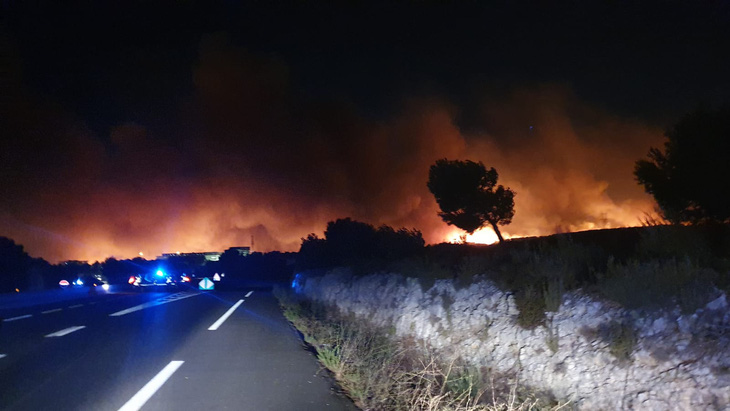 1.200 lính cứu hỏa trắng đêm chữa cháy rừng miền đông nam nước Pháp - Ảnh 1.