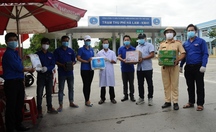 Báo Tuổi Trẻ tặng vật phẩm y tế cho chốt kiểm soát, khu cách ly Quảng Nam - Ảnh 1.