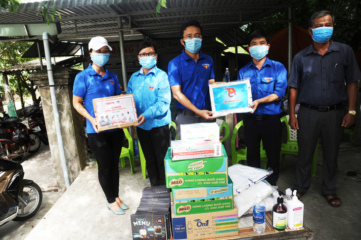 Báo Tuổi Trẻ tặng vật phẩm y tế cho chốt kiểm soát, khu cách ly Quảng Nam - Ảnh 3.