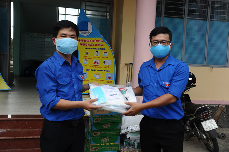 Báo Tuổi Trẻ tặng vật phẩm y tế cho chốt kiểm soát, khu cách ly Quảng Nam - Ảnh 2.