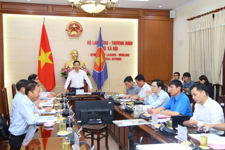 Chưa khắc phục được hậu quả COVID-19, chưa tăng lương tối thiểu vùng năm 2021 - Ảnh 1.