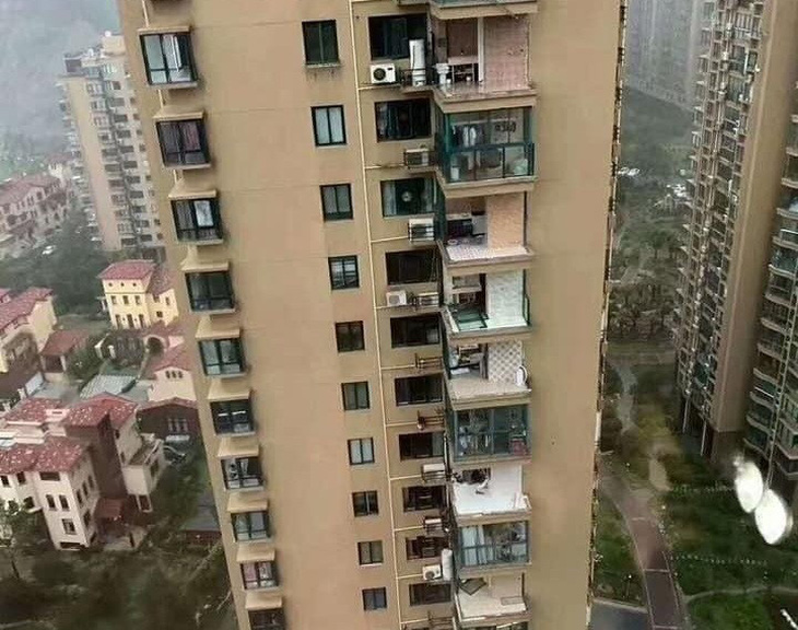 Chung cư cao cấp ở Trung Quốc bị bão xé toạc như nhà bằng giấy - Ảnh 1.