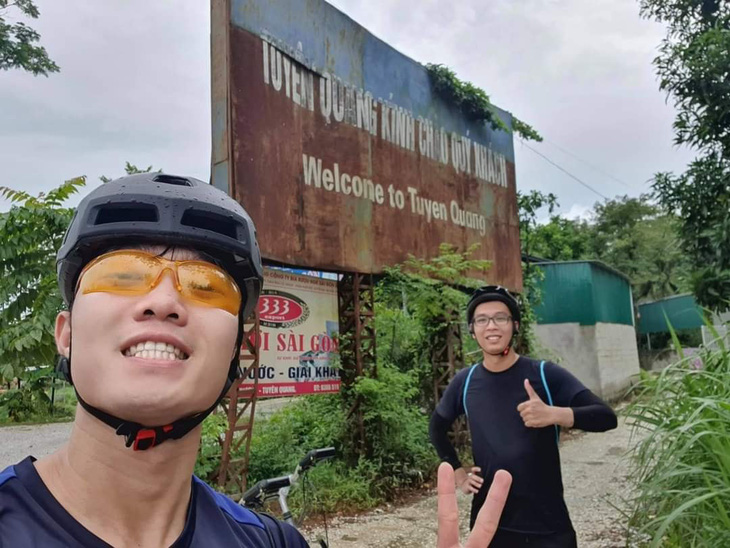 Xuân Trường tự tạo thử thách, đạp xe hơn trăm cây số từ Hà Nội về quê - Ảnh 1.