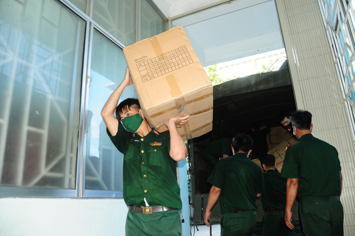 Xe quân sự chở vật tư y tế ùn ùn đổ về Đà Nẵng, Quảng Nam - Ảnh 3.