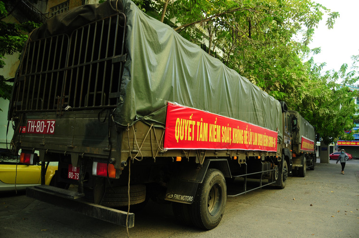 Xe quân sự chở vật tư y tế ùn ùn đổ về Đà Nẵng, Quảng Nam - Ảnh 1.