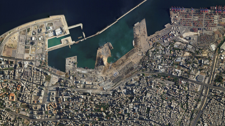 Khó ai nhận ra cảng Beirut trước và sau vụ nổ thảm khốc qua ảnh vệ tinh - Ảnh 1.