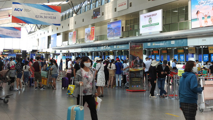 TP.HCM cách ly tập trung 700 khách mắc kẹt rời Đà Nẵng đến Tân Sơn Nhất - Ảnh 1.