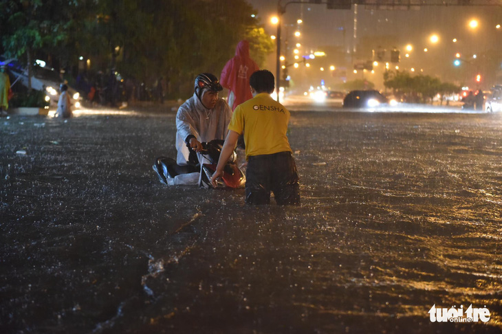 Hứng trận mưa lớn nhất từ đầu năm, nhiều đường trung tâm TP.HCM ngập nặng - Ảnh 9.