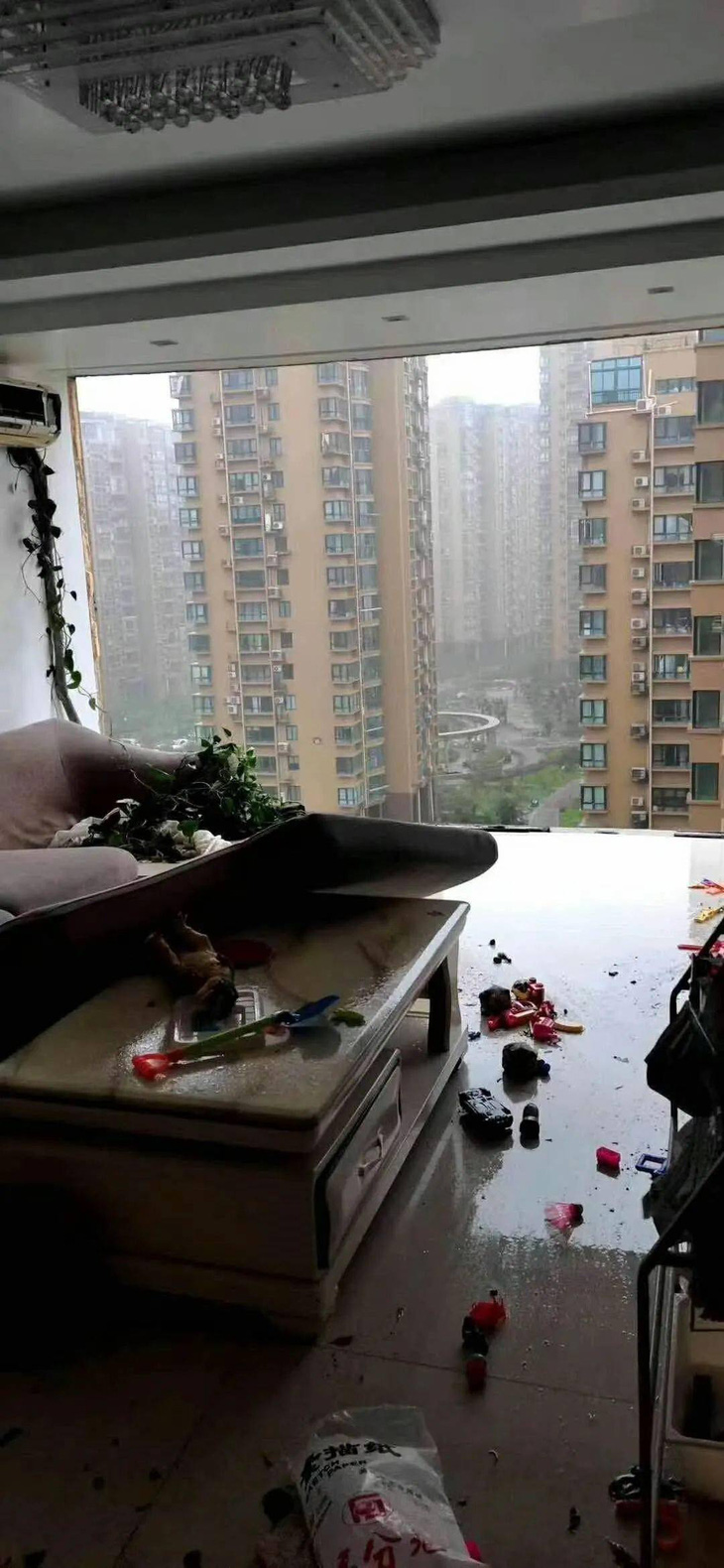 Vụ chung cư Trung Quốc bị bão xé toạc: Do lấn bancông để nhà rộng hơn? - Ảnh 2.