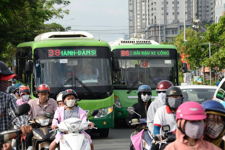 Bộ Giao thông vận tải bác đề xuất mở xe buýt mini có ứng dụng công nghệ ở TP.HCM - Ảnh 1.
