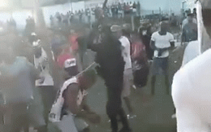 Xem cảnh náo loạn trên sân bóng Brazil, cảnh sát dùng súng đánh tới tấp 