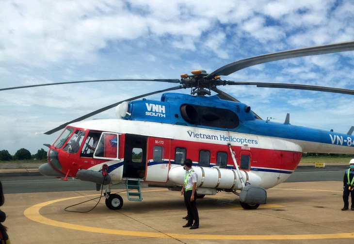 Máy bay trực thăng chở đề thi tốt nghiệp THPT ra Côn Đảo - Ảnh 1.