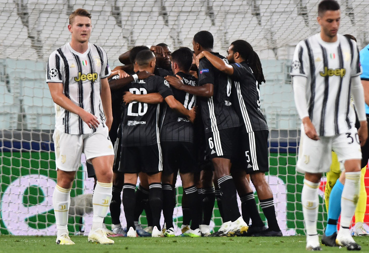 Ronaldo ghi hai bàn, Juventus vẫn bị Lyon loại ở Champions League - Ảnh 1.