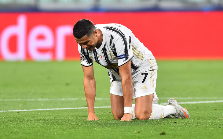 Ronaldo ghi hai bàn, Juventus vẫn bị Lyon loại ở Champions League