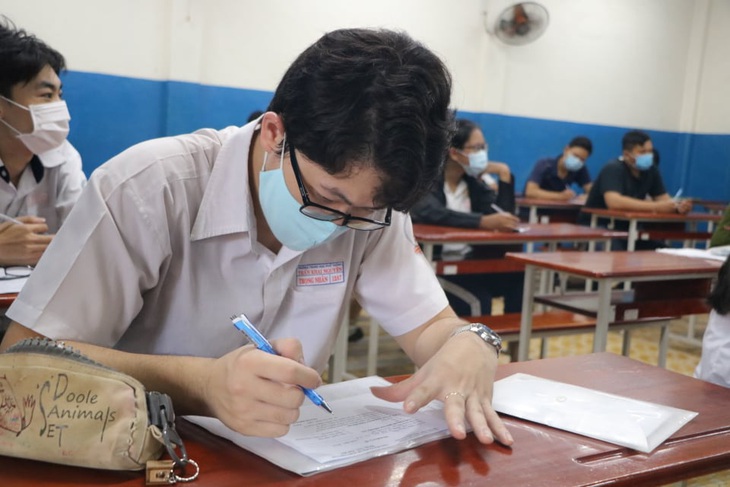 Vào năm học mới, học sinh có phải đeo khẩu trang khi học? - Ảnh 1.