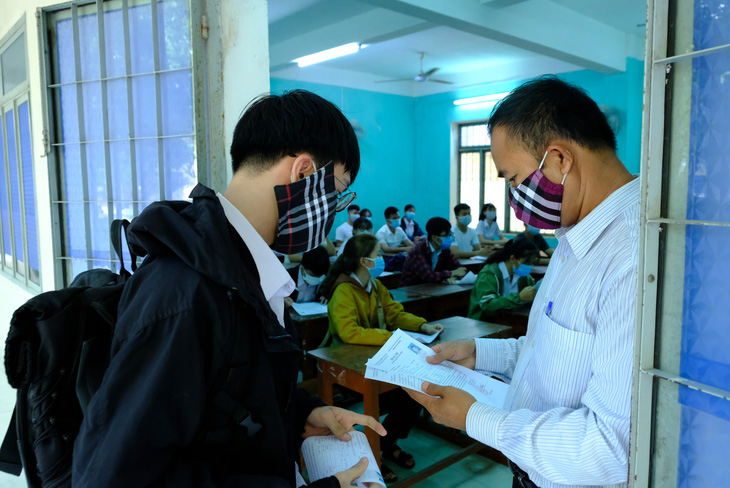 352 thí sinh của một trường học tại Quảng Ngãi phải dừng thi vì COVID-19 - Ảnh 2.