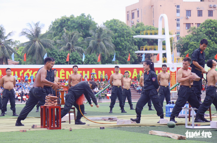 Thủ tướng: Lực lượng công an để lại nhiều dấu ấn trong nhân dân và bạn bè quốc tế - Ảnh 2.