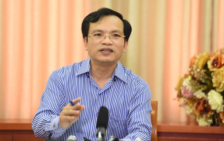Thí sinh phải đo thân nhiệt trước khi vào phòng thi - Ảnh 3.