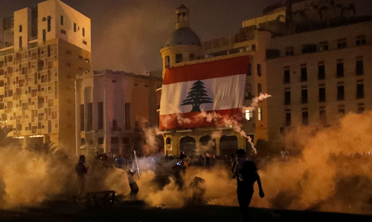 Người biểu tình Beirut chiếm trụ sở các bộ của Lebanon - Ảnh 2.