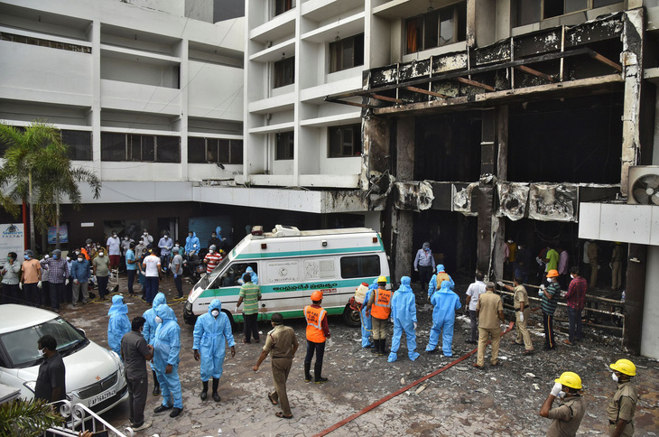 Cháy khách sạn dùng làm cơ sở điều trị COVID-19 ở Ấn Độ, 9 người chết - Ảnh 2.