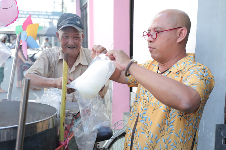 Color Man làm người bán hàng rong, kêu gọi giúp đỡ những mảnh đời khó khăn - Ảnh 6.